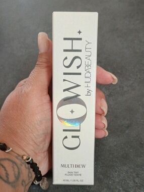 HUDA BEAUTY Glowish MultiDew Skin Tint - Tan
